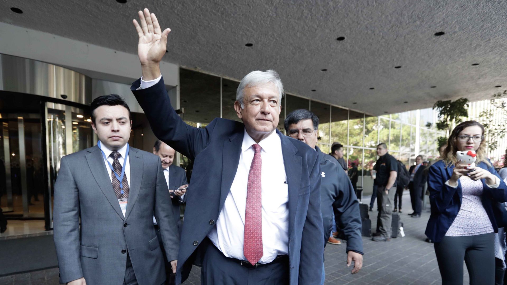 AMLO fustiga sesión de fotos de lencería en Palacio Nacional