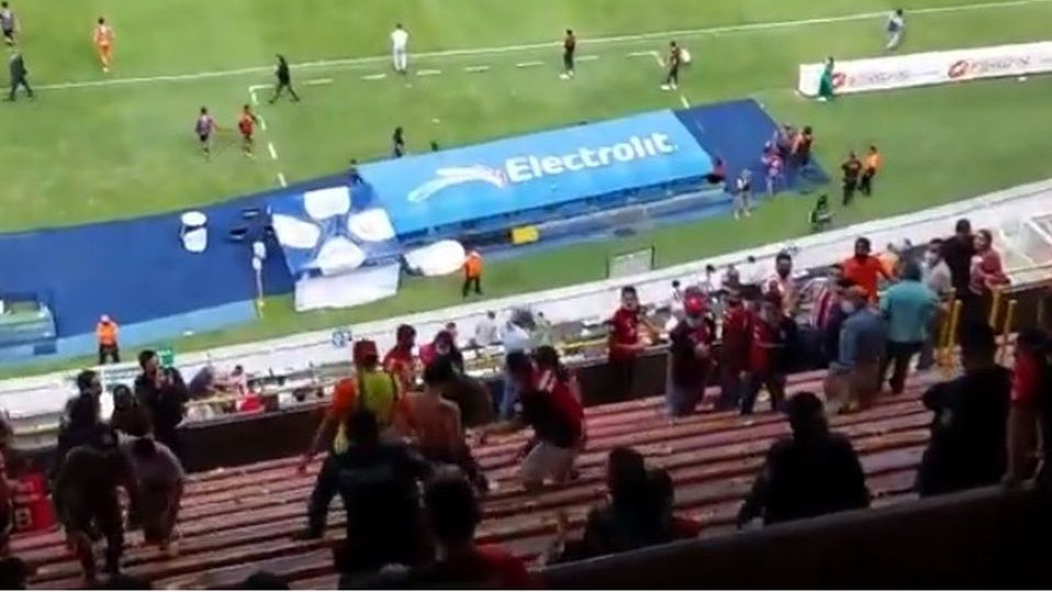 Bronca entre aficionados del Atlas durante el Clásico Tapatío