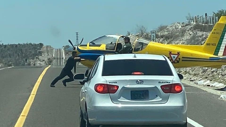 Avioneta De La Fuerza A Rea Aterriza De Emergencia En Carretera De Bcs