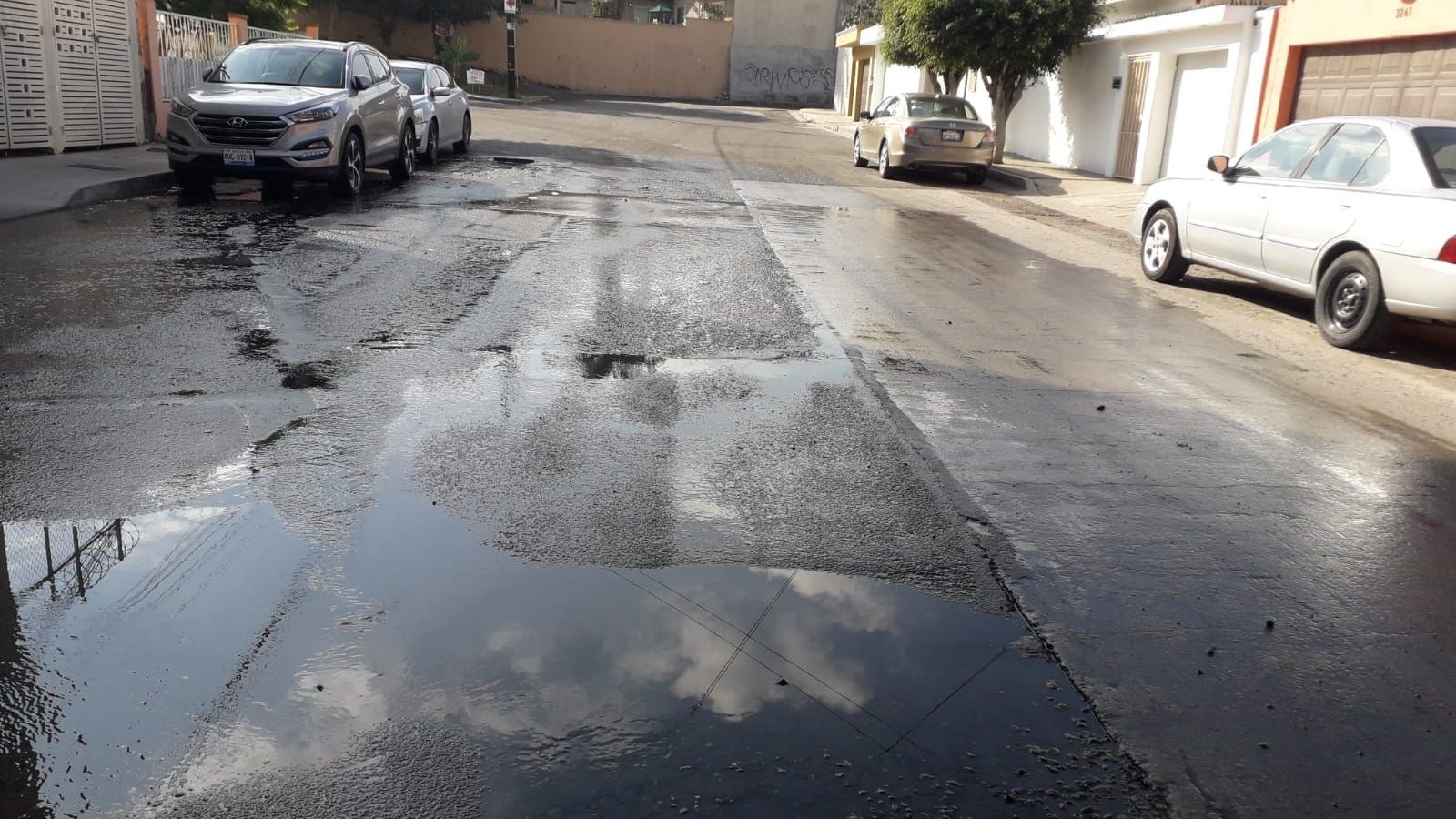 Gran Fuga De Aguas Negras En Avenida Comonfort