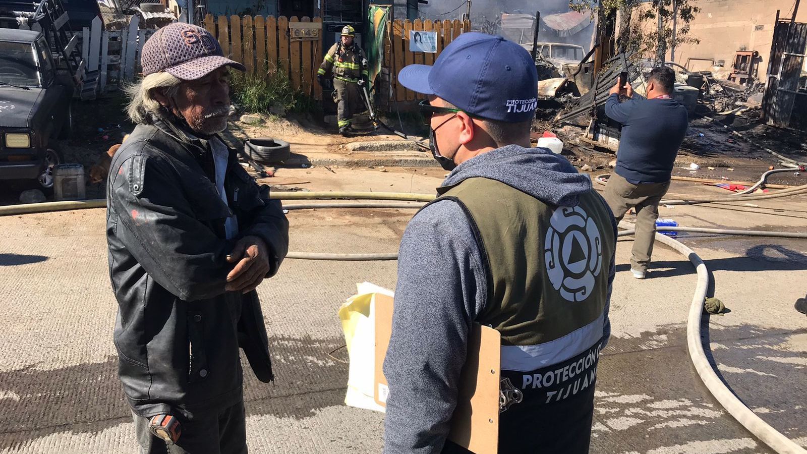 Familia pierde su vivienda y taller mecánico por fuerte incendio en Tijuana