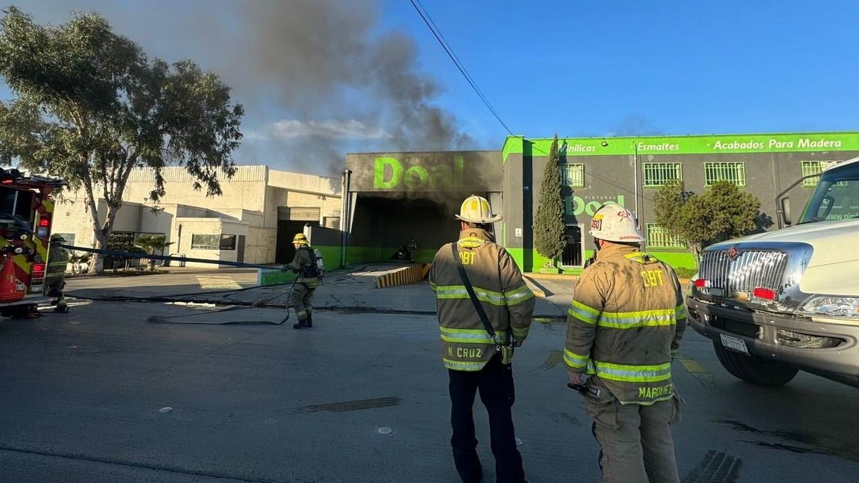 Fuerte Incendio En F Brica De Pintura En Tijuana