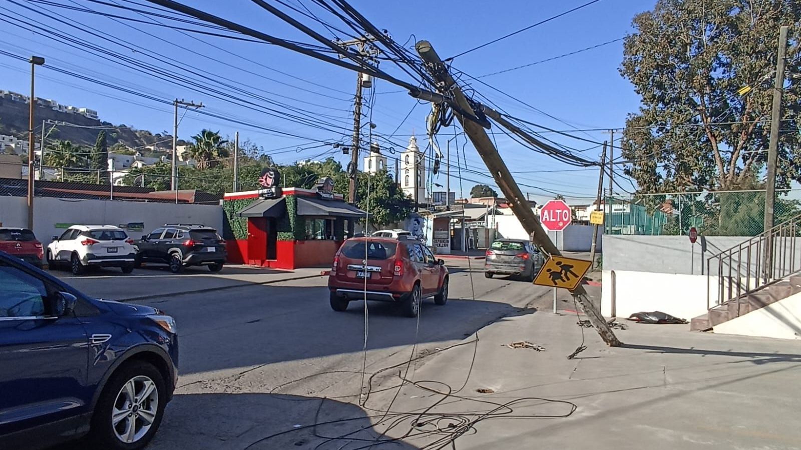 Auto Choca Y Derriba Un Poste En Tijuana