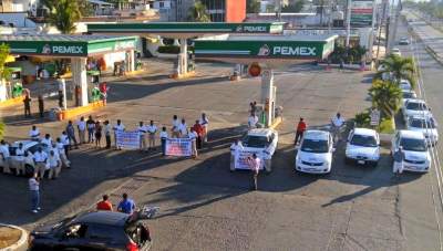Bloquean gasolineras en Zihuatanejo, Guerrero 