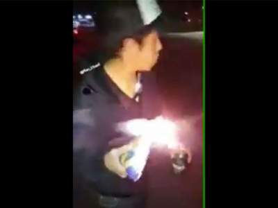 Adolescentes lanzan cohetón a una gasolinera en servicio