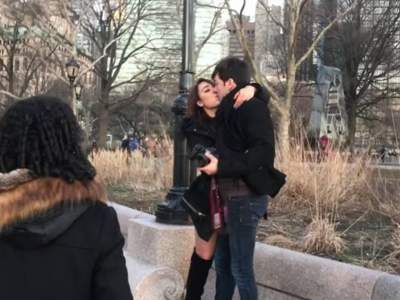 El beso de Danna Paola y Roger González en Nueva York