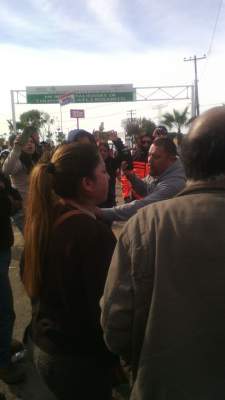Desalojan por la fuerza a manifestantes en Rosarito