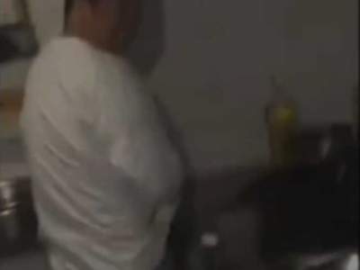Captan a chef orinando en la cocina