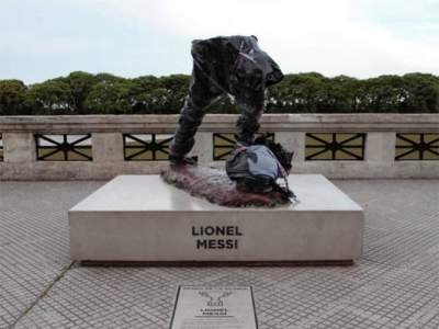 ‘Decapitan’ estatua de Lionel Messi en Buenos Aires