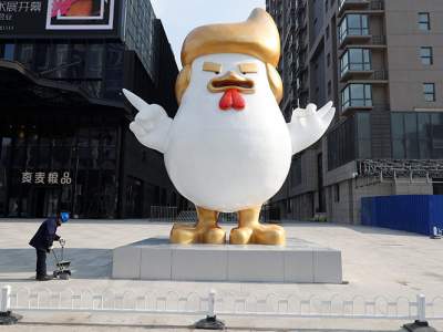  Fabrican en China gallos inflables parecidos a Trump