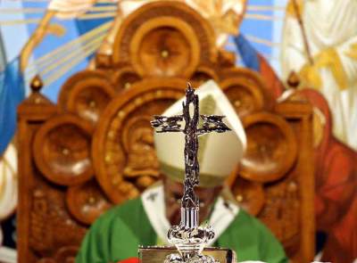 Acusan a obispos cercanos del Papa de encubrir a pederastas