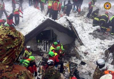  Suman 15 muertos por avalancha en Italia
