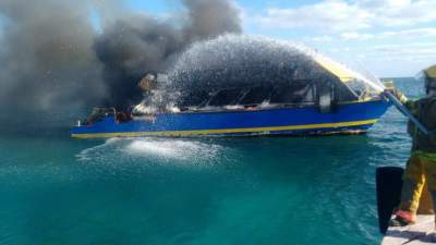 Se incendia ferry turístico en Cancún