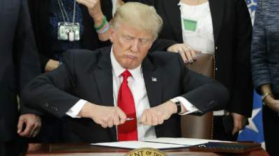 Donald Trump firma la construcción del muro fronterizo