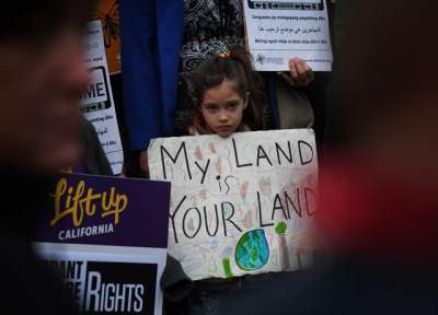 NY y Los Ángeles prometen proteger a sus inmigrantes