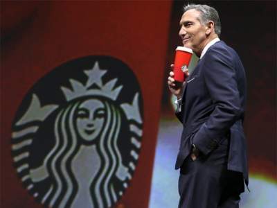 Starbucks desafía a Trump, contratará a 10 mil refugiados