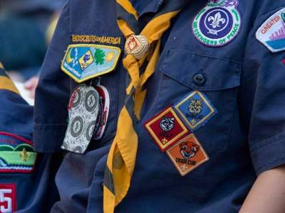 Boy Scouts de EU levantan veto a niños transexuales