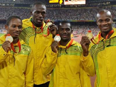 Usain Bolt entrega la medalla que le retiraron