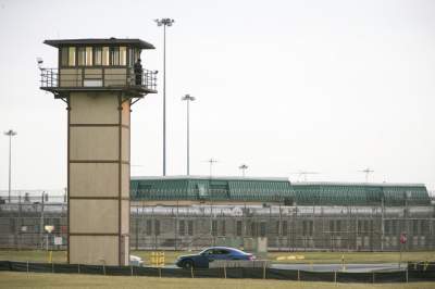 Muere rehén en motín en cárcel de Delaware