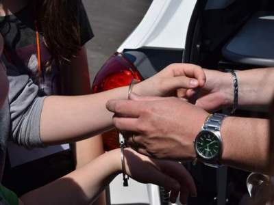 Arrestan a estudiantes que planeaban otro ‘Columbine’
