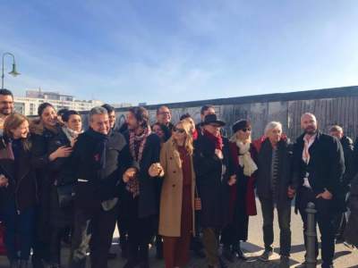 Diego Luna protesta desde el muro de Berlín contra Trump