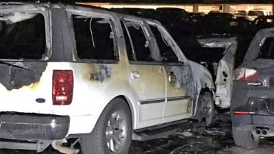 Incendio destruye ocho autos en estacionamiento Disneylandia