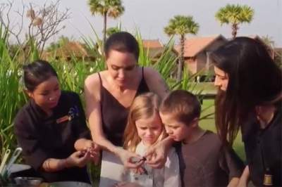 Angelina Jolie y sus hijos comen insectos en Camboya