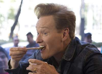 Conan O'Brien queda enchilado luego de probar salsa mexicana