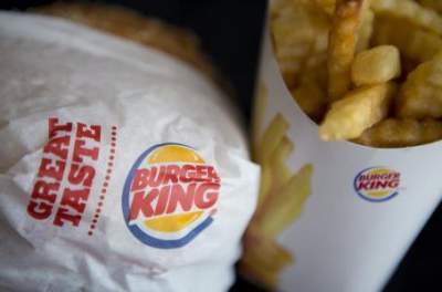 Dueña de Burger King compra cadena Popeyes por mil 800 mdd