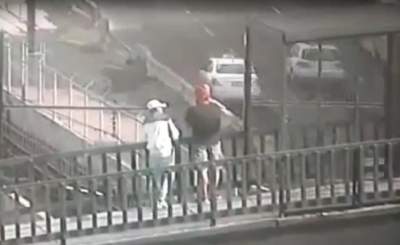 Captan en video asalto en puente peatonal de Iztapalapa