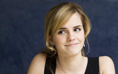 Emma Watson posa de manera elegante sin sostén
