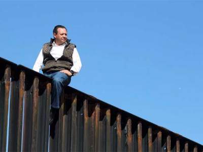 Diputado escala el muro fronterizo en Tijuana y critica a Trump