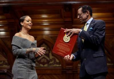 Harvard homenajea a Rihanna por defender los derechos humanos