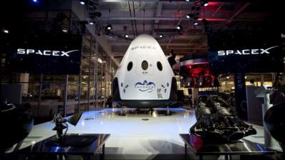 “Dragón”, la nave espacial que llevará a turistas a la Luna