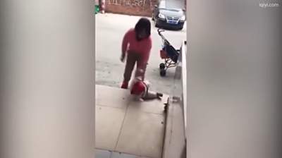 Madre golpea en el piso a su bebé para que deje de llorar
