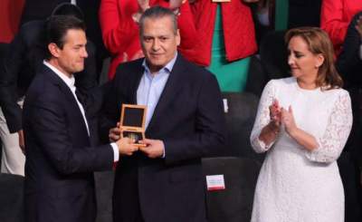  Peña Nieto entrega medalla a Manlio Fabio Beltrones