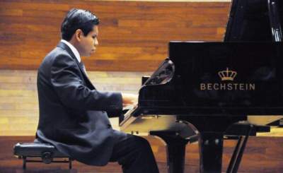 Pianista invidente se gradúa en la UNAM