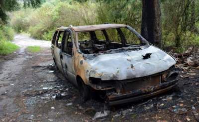  Descubren tres cuerpos calcinados dentro de un carro en Chilapa