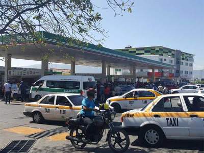  CNTE toma gasolinas y regala combustible en Chiapas