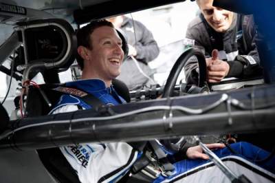 ¿Mark Zuckerberg se convierte en piloto de Nascar?