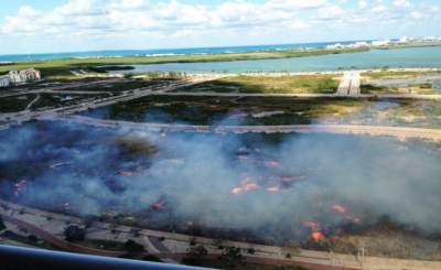 Incendio consume vegetación en polígono de Malecón Tajamar de Cancún