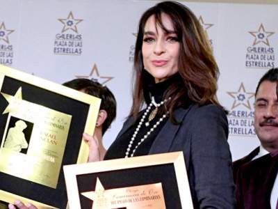 Susana González recibe reconocimiento por musical ‘Aventurera’