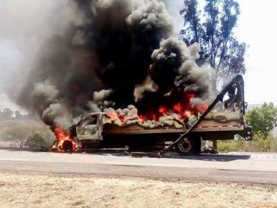  Presuntos normalistas queman camioneta cargada de globos
