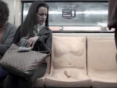 Asiento 'exclusivo para hombres' en el Metro, campaña contra el acoso 