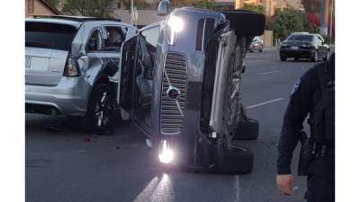 Vehículo autónomo de Uber sufre accidente en EU