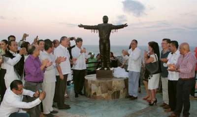 Develan escultura  en honor al "Divo de Juárez" en Acapulco