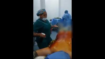 Enfermeras bailan en un quirófano junto a una paciente desnuda 
