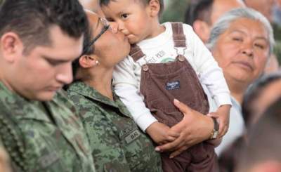 Saludos, abrazos y “selfies” en encuentro con los soldados