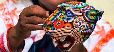 El arte huichol baja de la montaña para mostrar su belleza al mundo 