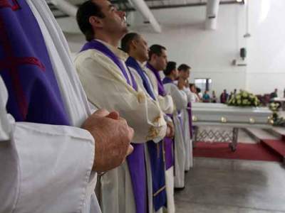 Con misa de cuerpo presente, elevan oraciones por la maestra Cecy